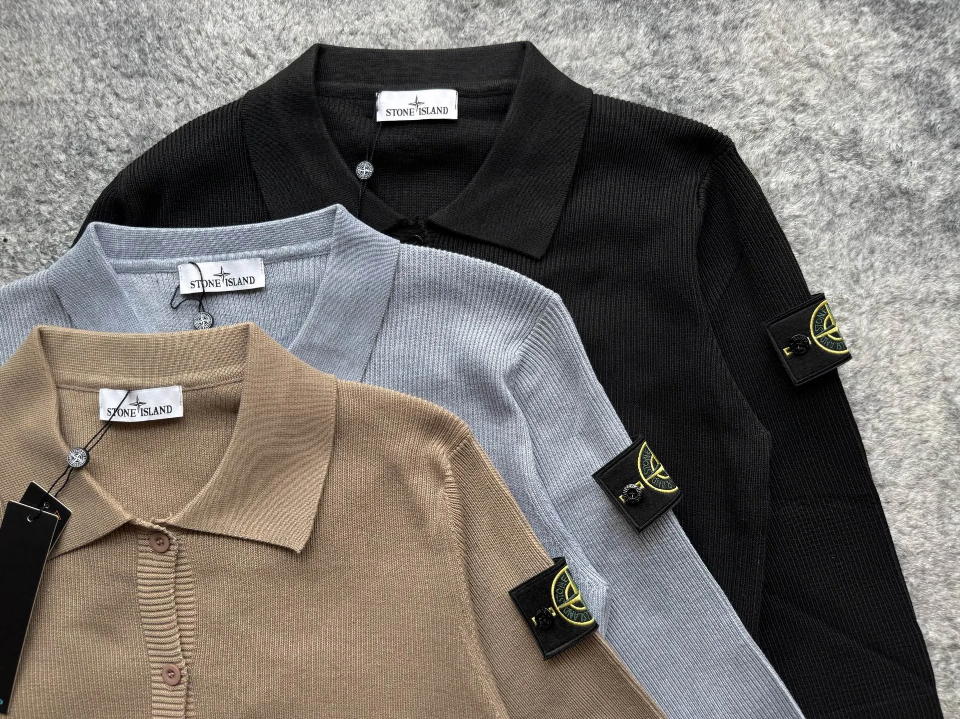 P230 STONE ISLAND solid color polo knitted sweater, an atmospheric outfit for boys in early autumn | Polo shirts and sweaters have a sense of relaxation! The relaxed feeling of autumn dressing is brought by this set of Polo shirts and sweaters. Polo shirts and sweaters have their own autumn and winter atmosphere! The lapel design shows off your temperament, and the solid color is versatile and effortless. Heavy knitted fabric, just right for autumn and winter. The knitted sweater is soft, waxy and comfortable! Versatile for commuting, it is a good matching item to wear alone in autumn or layered in autumn and winter! I really like the row style style paired with jeans! The straight leg is versatile and can be worn with any outfit! Pair it with Birkenstocks for a relaxed feeling. Color: Khaki Black Light Gray Clothes Length Bust Shoulder Width M 67 53 62 120-135 Jin L 69 55 63 135-150 Jin XL 70 56.5 64 150-165 Jin